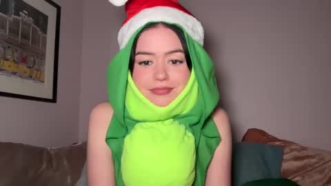 Snapshot of littlesugarpea chatting on 12-25-24, 11:20 Little Sugar Pea  online show from 12-25-24, 11:20