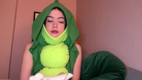 Snapshot of littlesugarpea chatting on 01-08-25, 11:41 Little Sugar Pea  online show from 01-08-25, 11:41