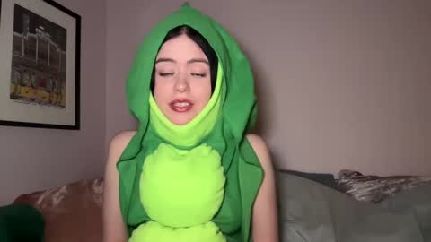 Snapshot of littlesugarpea chatting on 01-15-25, 12:41 Little Sugar Pea  online show from 01-15-25, 12:41