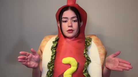 Snapshot of littlesugarpea chatting on 10-31-25, 07:26 Little Sugar Pea  online show from 10-31-25, 07:26