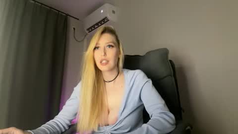 Snapshot of liya_ray chatting on 10-20-25, 03:23 Liya Ray online show from 10-20-25, 03:23