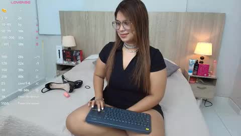 Snapshot of liz_ariza chatting on 10-15-25, 03:50 Liz online show from 10-15-25, 03:50