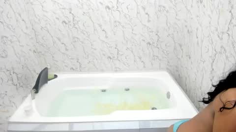 Snapshot of lizzakennedy chatting on 11-08-25, 01:33 Lizza online show from 11-08-25, 01:33