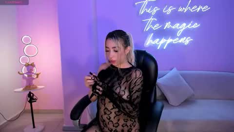 Snapshot of lizzcooper_ chatting on 10-26-25, 04:07 Lizz online show from 10-26-25, 04:07