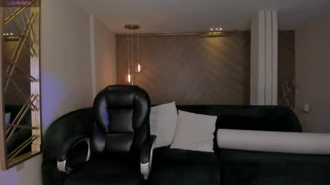 Lizzi  online show from 10-16-25, 09:49