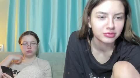 lizzi_muur online show from 12-24-24, 05:44