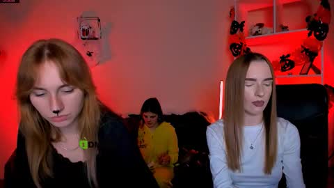 lizzie_boom online show from 10-21-25, 07:25