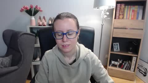 Lizzy online show from 11-18-25, 05:23