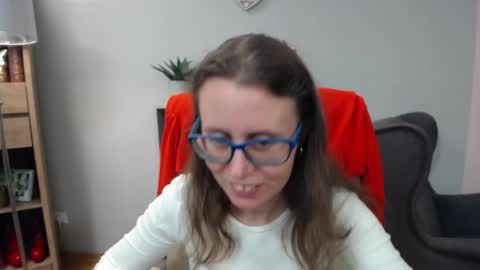 Lizzy online show from 04-16-26, 04:57