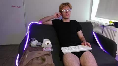 LOGAN FRASER online show from 10-15-25, 01:44