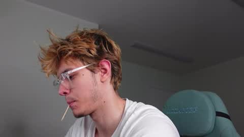 LOGAN FRASER online show from 10-29-25, 02:30