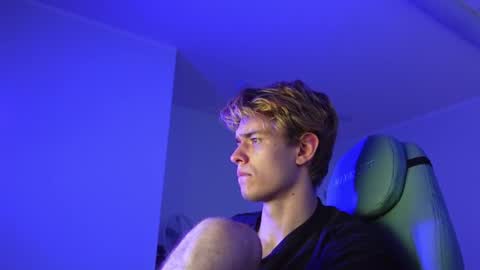 LOGAN FRASER online show from 11-06-25, 01:56