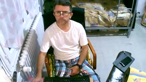 Snapshot of lokoum39 chatting on 09-14-25, 06:29 lokoum39 online show from 09-14-25, 06:29