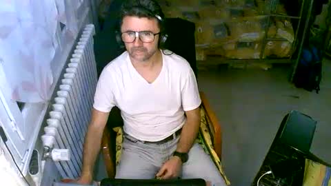 Snapshot of lokoum39 chatting on 09-23-25, 06:44 lokoum39 online show from 09-23-25, 06:44