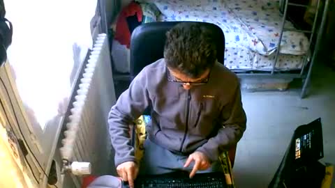 Snapshot of lokoum39 chatting on 10-15-25, 08:25 lokoum39 online show from 10-15-25, 08:25