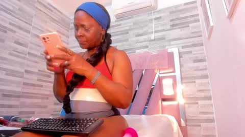 Lola online show from 01-22-25, 05:28