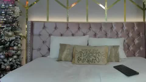 lola_saenz__ online show from 12-20-25, 12:12