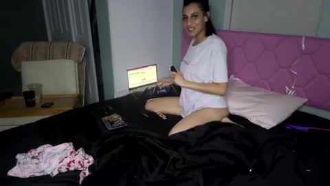 Snapshot of londynsworld chatting on 11-19-25, 12:10 LONDYN online show from 11-19-25, 12:10