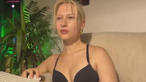 Lora heil online show from 09-18-25, 04:20