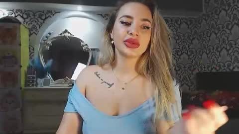 Queen LoraSinClare online show from 12-18-25, 08:42