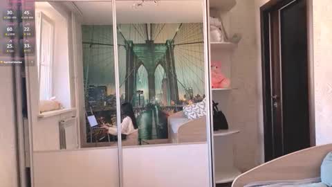 Snapshot of loreeluben chatting on 10-25-25, 09:28 Olivia online show from 10-25-25, 09:28