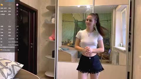 Snapshot of loreeluben chatting on 10-29-25, 03:31 Olivia online show from 10-29-25, 03:31