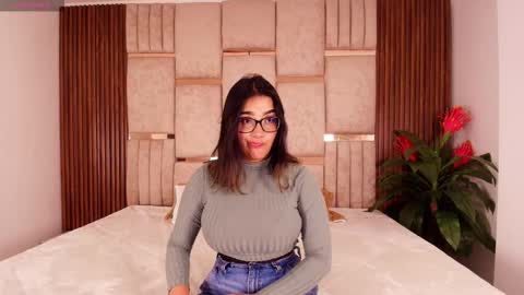 Snapshot of lorein_dim chatting on 10-16-25, 08:21 Lorein online show from 10-16-25, 08:21