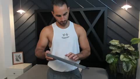 L O R E N Z O  Thumbs Up help  online show from 01-15-25, 06:08