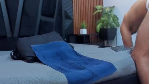  L O R E N Z O  Thumbs Up help  online show from 10-15-25, 06:52