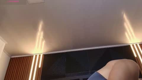  L O R E N Z O  Thumbs Up help  online show from 01-16-26, 05:28