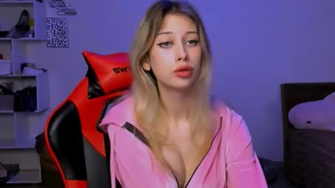 Lori online show from 11-21-25, 06:06