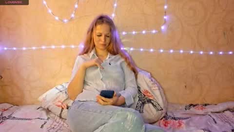 Snapshot of lornablatchley chatting on 10-24-25, 07:16 Annie online show from 10-24-25, 07:16