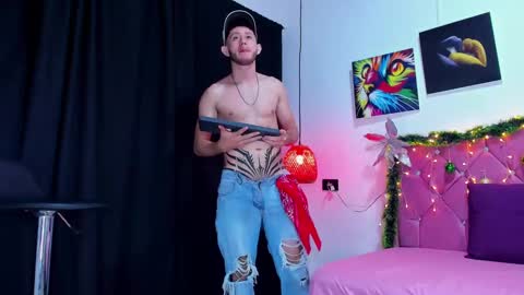 Snapshot of louis_bcasta1 chatting on 12-19-24, 11:07 OF louis bcasta1 online show from 12-19-24, 11:07