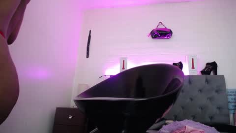 Snapshot of louise_nails chatting on 12-19-24, 01:29 LouIse online show from 12-19-24, 01:29