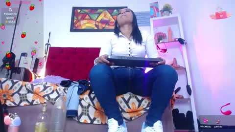 Snapshot of louise_nails chatting on 11-23-25, 01:44 LouIse online show from 11-23-25, 01:44