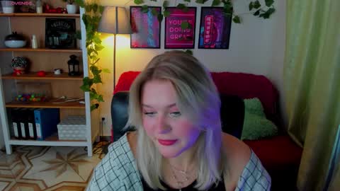 Snapshot of louisemous chatting on 10-19-25, 10:16 Loise online show from 10-19-25, 10:16