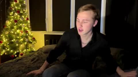 Snapshot of love4couple chatting on 01-12-26, 12:21 Mary and Tom online show from 01-12-26, 12:21