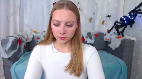 Snapshot of love_bella_ chatting on 10-13-25, 01:27 love bella online show from 10-13-25, 01:27