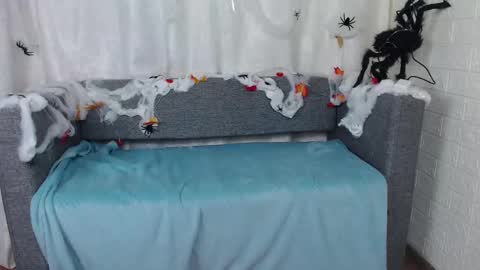 Snapshot of love_bella_ chatting on 10-18-25, 12:24 love bella online show from 10-18-25, 12:24