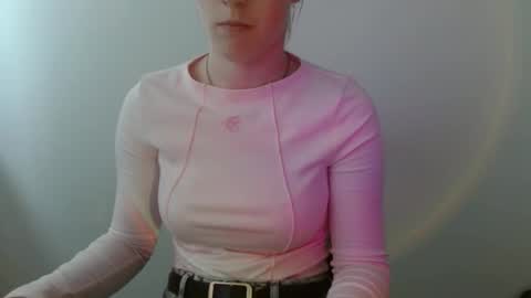 Snapshot of love_vivian chatting on 02-25-26, 01:10 Vivian online show from 02-25-26, 01:10