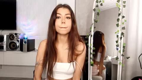 Snapshot of lovekellan chatting on 02-17-26, 11:18 Flora online show from 02-17-26, 11:18