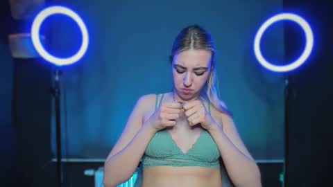 Bella 3 online show from 01-13-26, 04:34