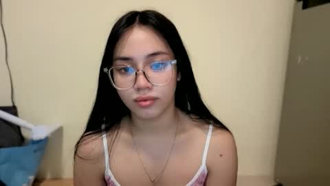 lovely_leah23 online show from 10-17-25, 09:12