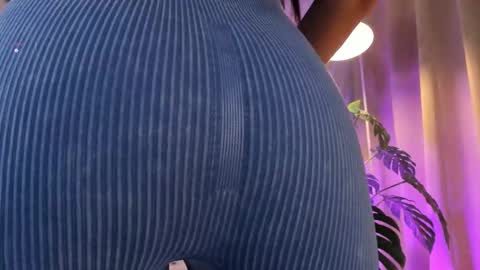 Snapshot of lovely_queens chatting on 10-14-25, 10:16 online show from 10-14-25, 10:16