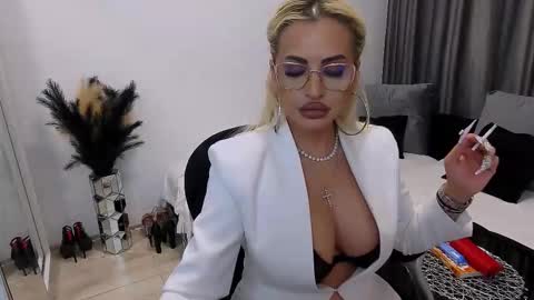Snapshot of lovelyblondyxxx chatting on 10-27-25, 10:58 PrAllinXXXa online show from 10-27-25, 10:58