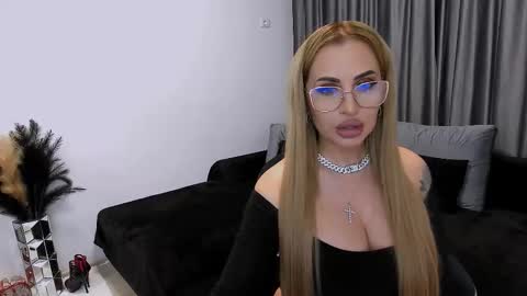Snapshot of lovelyblondyxxx chatting on 11-17-25, 11:21 PrAllinXXXa online show from 11-17-25, 11:21