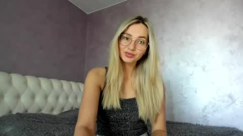 Snapshot of lovelyrose135 chatting on 03-08-25, 08:11 Lovely Rose online show from 03-08-25, 08:11