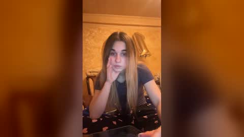 Snapshot of lovelysilk_63 chatting on 12-17-25, 07:31 ELA online show from 12-17-25, 07:31