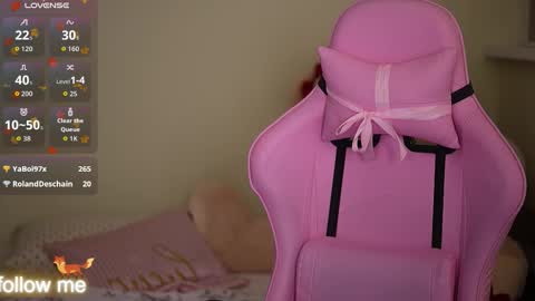 Snapshot of lovelyybell chatting on 11-25-25, 03:56 B E L L online show from 11-25-25, 03:56