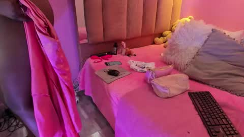 L O V E  online show from 12-16-25, 11:37